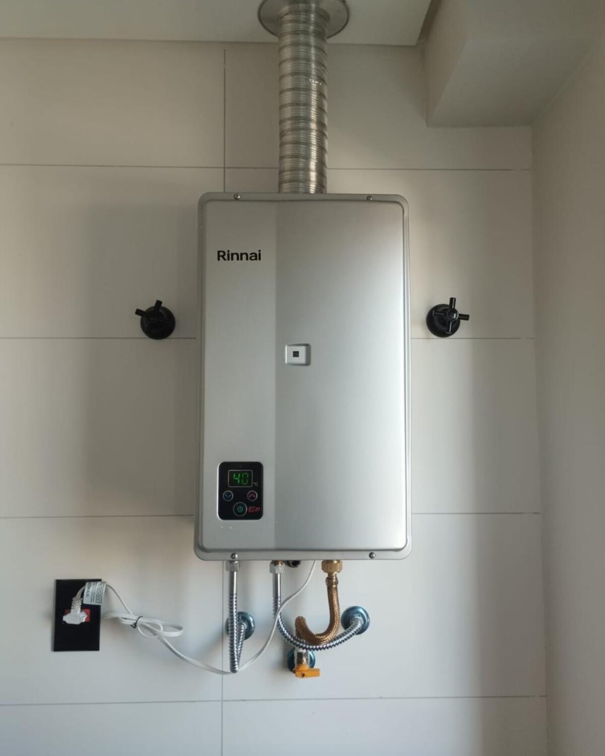 Técnico realizando manutenção em aquecedor a gás