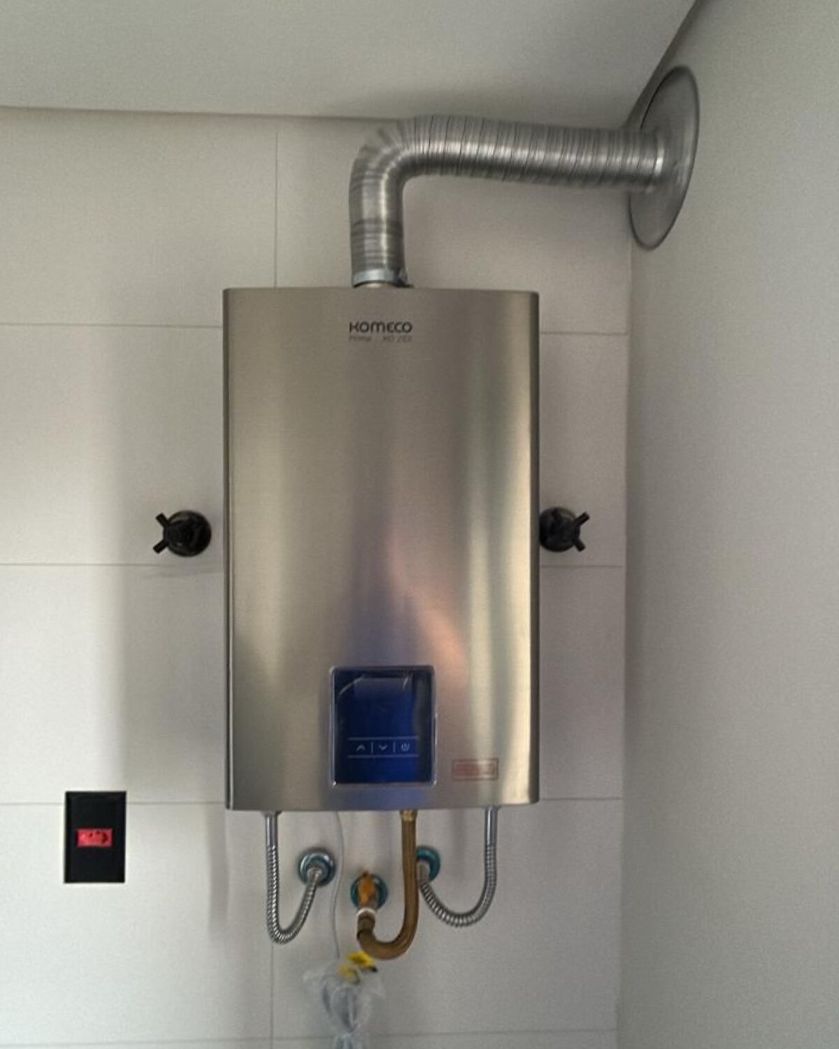 Aquecedor a gás recém-instalado com tubulação de cobre