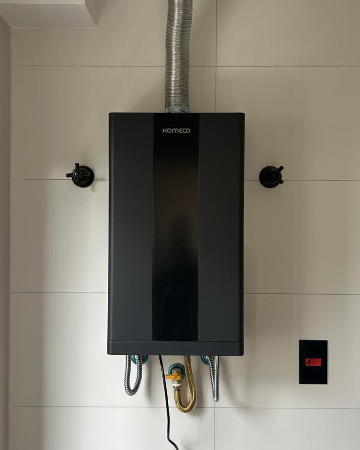 Aquecedor a gás preto com tubulação organizada
